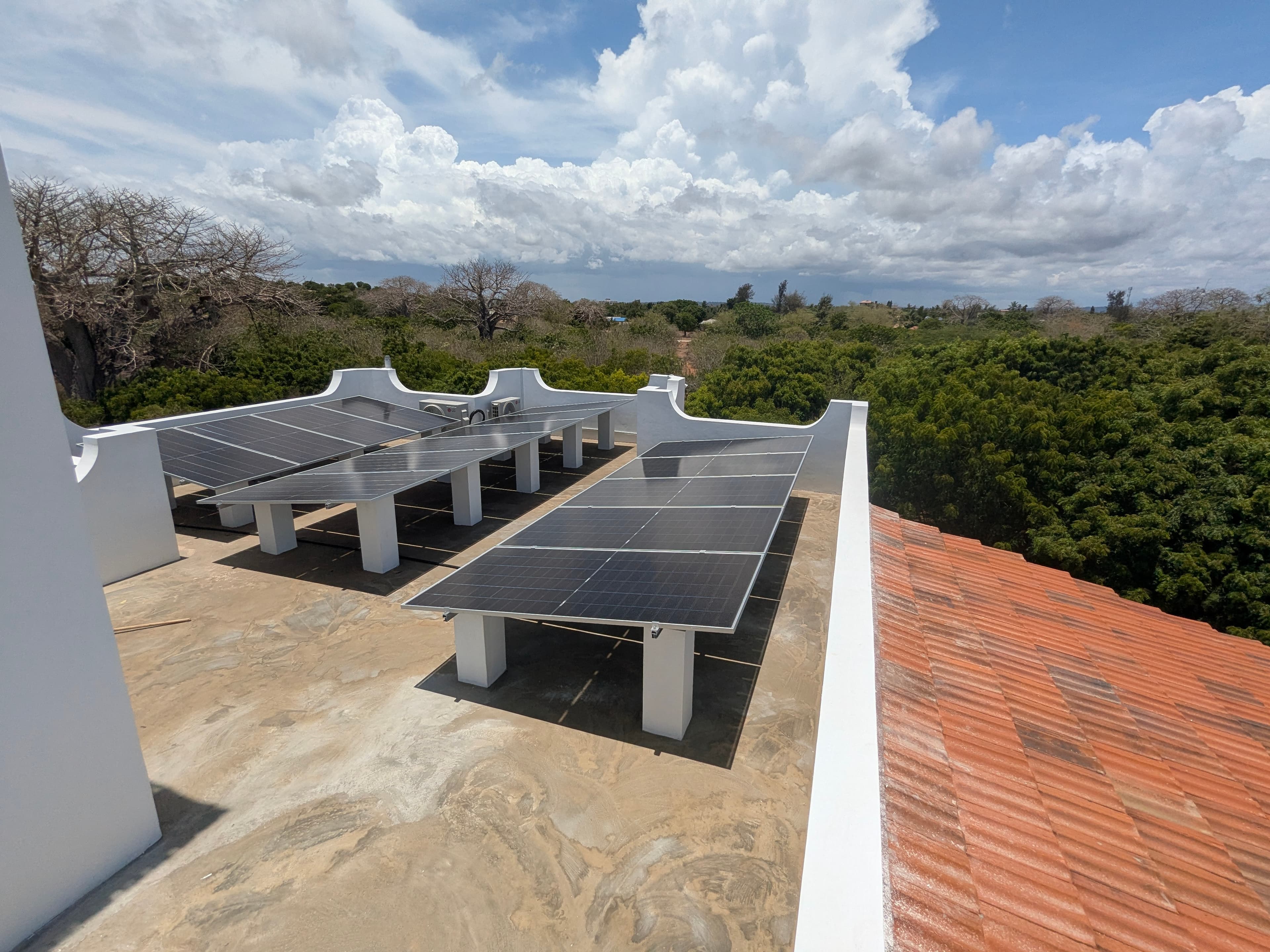 Large commercial rooftop solar array
